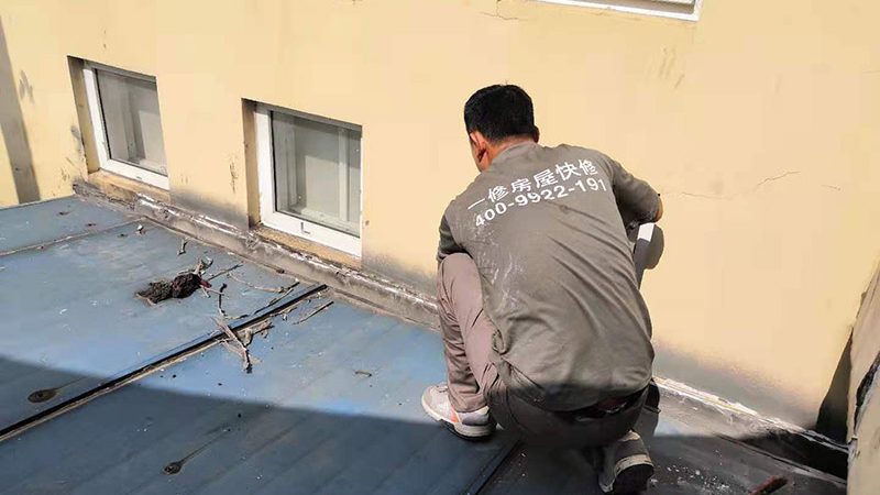 SBS改性沥青防水卷材是一种常用的防水材料，具有以下特点：